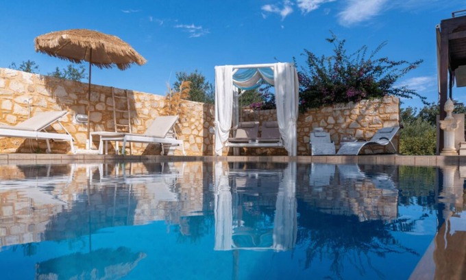 Akrotiri Villa | Luxurious Greek Villa with pool and facilities