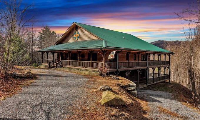 Clyde Cabin | Luxurious Hidden Valley Lodge - Blue Ridge Mountain Retreat!