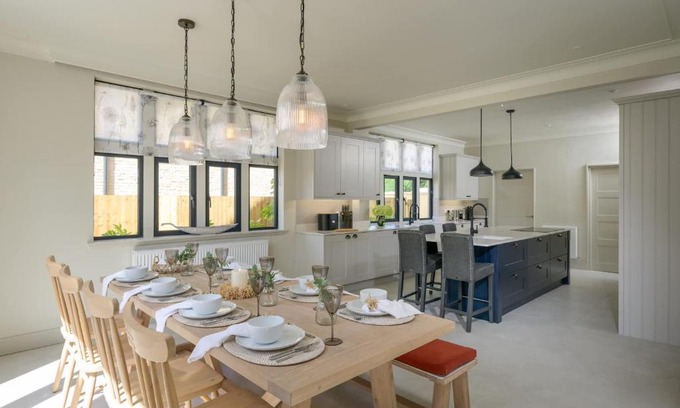 Cheltenham House | Luxurious House Lodge & Garden Private Parking