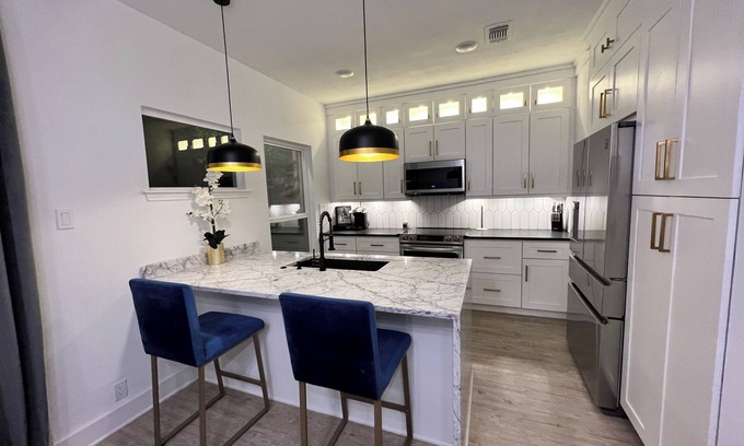 Houston House | Luxurious Living: Experience the Best of Galleria 2-Bedroom Condo & 2 Car Garage