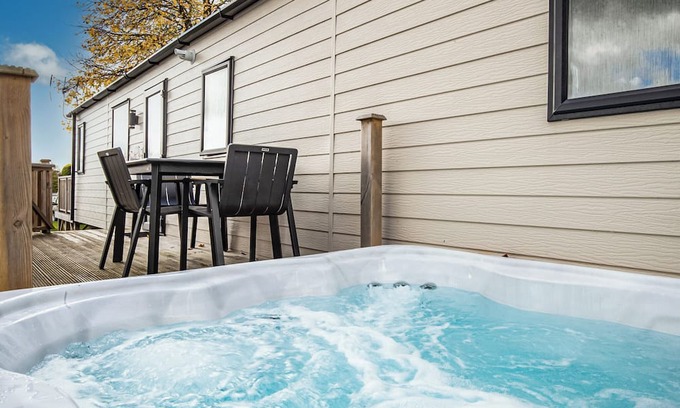 Narberth House | Luxurious modern caravan with one double with en suite W.