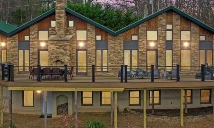 Berkeley Springs House | ✨Luxurious Mountaintop Lodge🏔️WOW Scenic Views🫧Hot Tub under the BIG SKY STARS 🌟