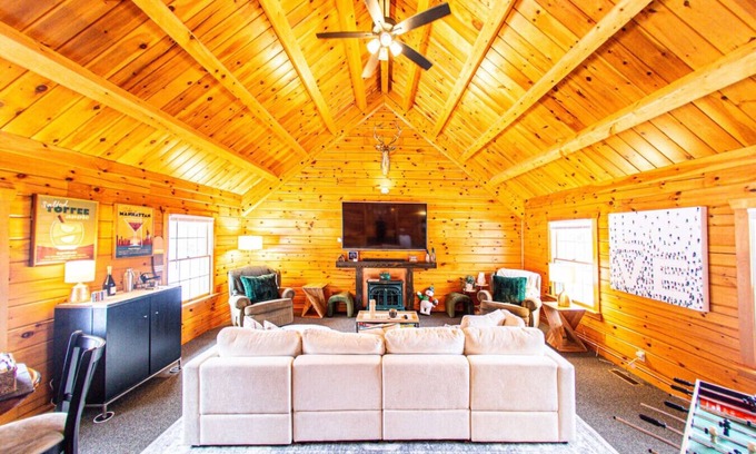 Maplecrest Apartment | Luxurious Mt Retreat Sauna Hot Tub Fire Pit & Park