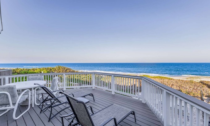 Interchange Square House | Luxurious Oceanfront Townhouse
