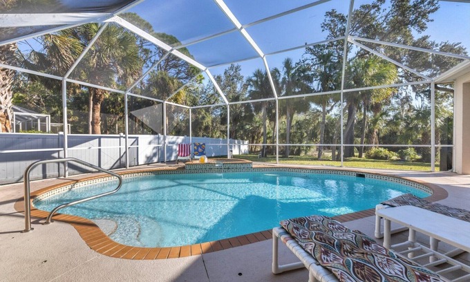 South Venice Villa | Luxurious Private Villa, Large Heated pool, 1 mile to beach, 3 King Beds, Wi-fi