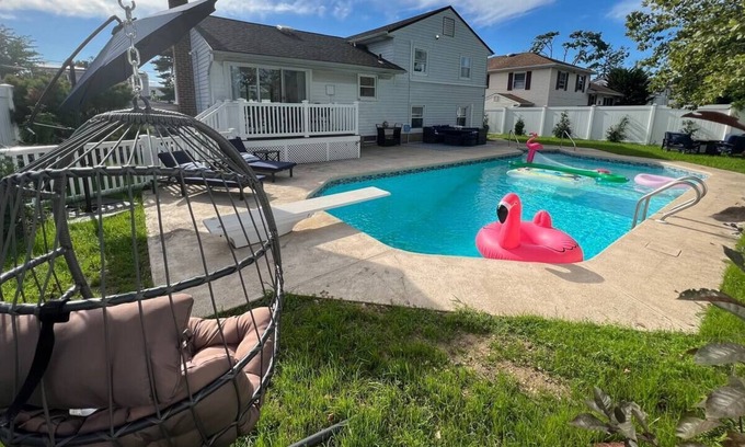 Hicksville Resort | Luxurious Retreat 8 Beds 3 bath with Heated Pool