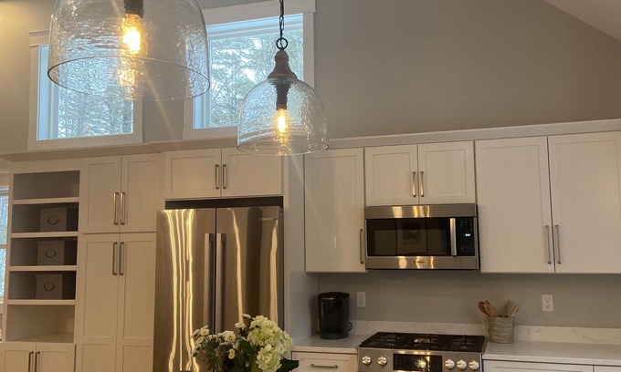 Center Conway House | Luxurious Riverfront Getaway. 8 miles-Cranmore, 15 miles-Attitash
