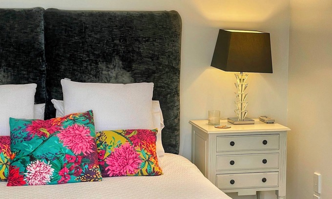Wellington Apartment | Luxurious & Romantic Studio with harbour views & outdoor living, all day sun!