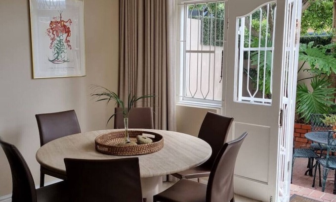 Sea Point Apartment | Luxurious Sea Point Apartment