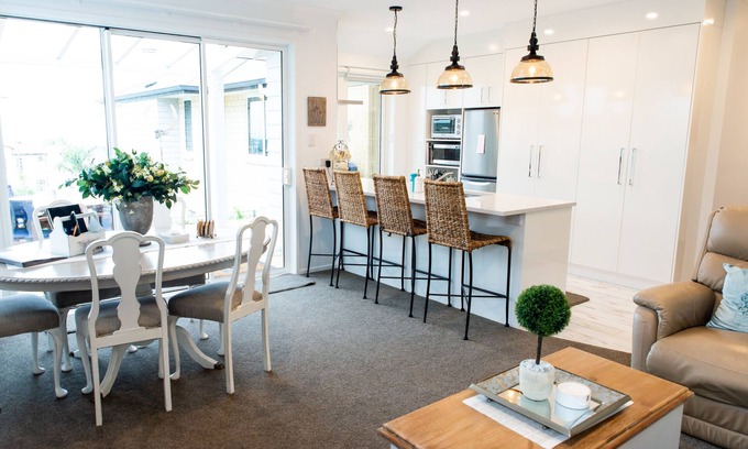 Beachlands House | Luxurious SeaView Retreat, breakfast for a few days inc