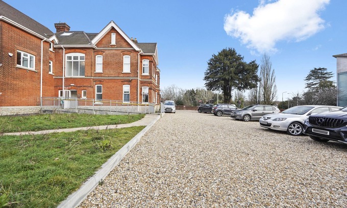 Maidstone Apartment | Luxurious Spacious Flat Maidstone with parking