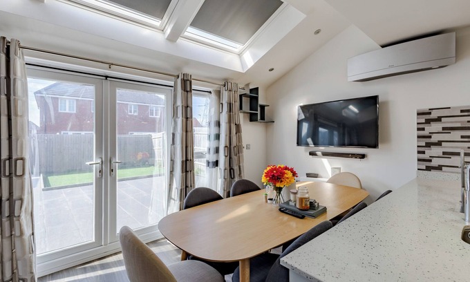 Wednesbury House | Luxurious Spacious 2 Bed House with beautiful garden by Birmingham