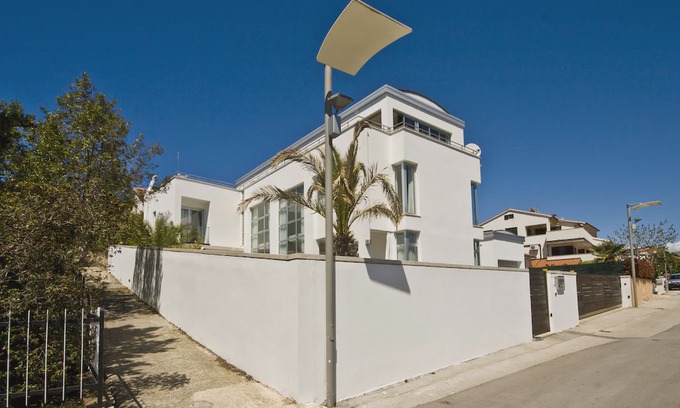 Pjescana Uvala Apartment | Luxurious villa in a top location, only 60 m from the pebble beach.