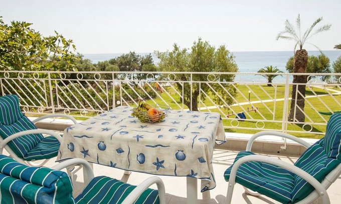 Mola Kalyva Villa | Luxurious villa with great yard, just where the sea meets the beach