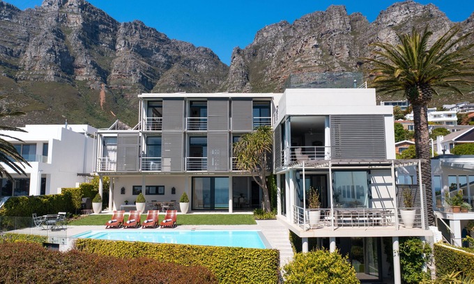 Camps Bay Villa | Luxurious villa with magnificent views, located at the foot of Table Mountain.