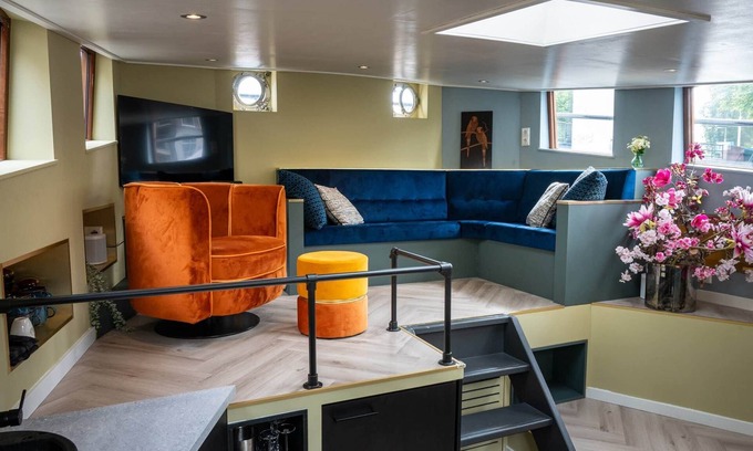 Amsterdam City Centre Boat Rental | Luxurious wellness houseboat - Captains Cabin