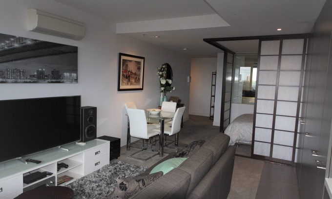 South Yarra Apartment | Luxurious with great city views, free Private parking & fast internet