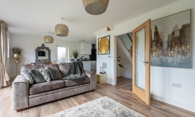 Alfrick House | Luxuriously appointed 3 bedroom cottage off road parking for 3 vehicles dogs welcome by prior arrangement only 3 church cottages Alfrick close to Malvern and Worcester and Shelsley Walsh in a lovely village close to M5 Dogs welcome