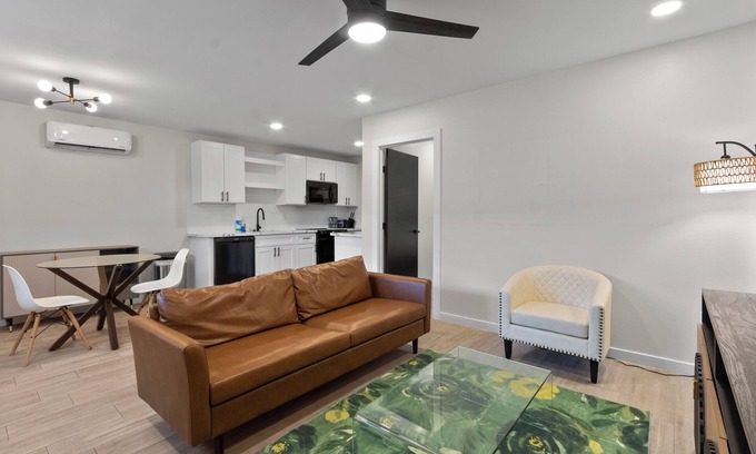 Neartown Apartment | Luxury 1BR Suite in the Heart of Montrose - Minutes from Med Ctr and Downtown