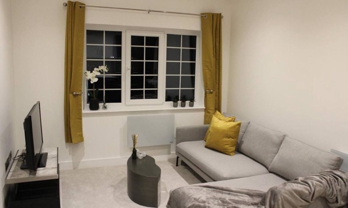 Wainscot Apartment | Luxury 2 Bed Apartment In Rochester