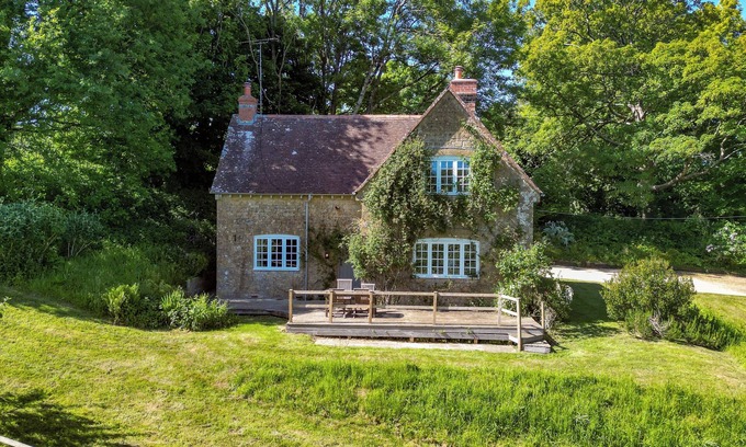 Beaminster House | Luxury 2 Bed Woodland Cottage on Rewilding Estate
