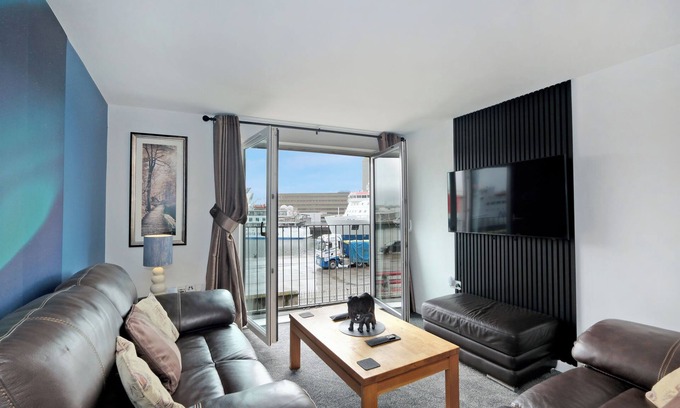 Central Aberdeen Apartment | Luxury 2 Bedroom Harbour Apartment With Panoramic Ship Views