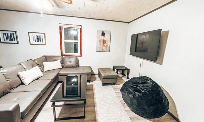 Springfield House | Luxury 2 Bedroom Spacious House with Huge Backyard