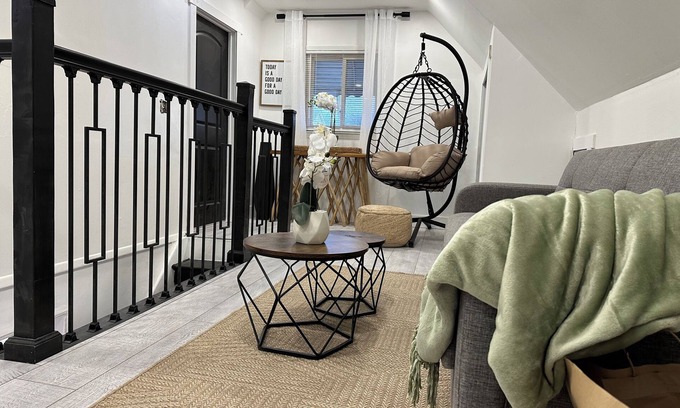 Queens Apartment | Luxury 2-bedroom unit/Great for Travel Nurse or Travel Professional