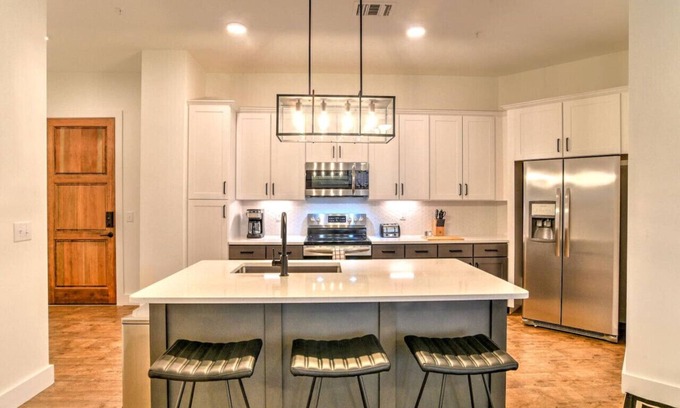 East End - Valley Street Condo | Luxury 2 King 2 Bath Condo