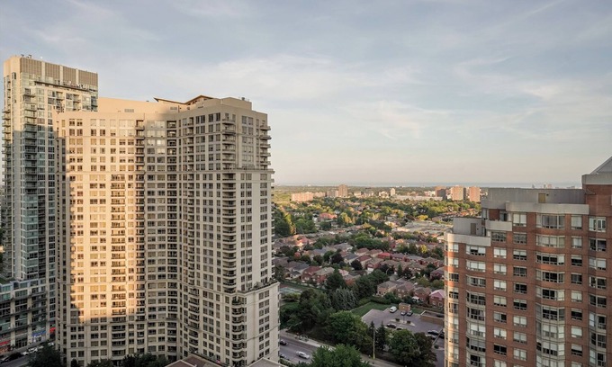 Downtown Mississauga Condo | Luxury 2BR/2Bath 1 Free Parking Penthouse by Celebration Square YYZ Airport UFT