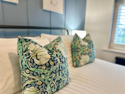 Cwmbran Apartment | Luxury 3 bed, 6 person, spacious rural apartment