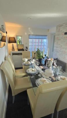 Chester House | Luxury 3-Bed w- garden & game Room 5 mins from Chester