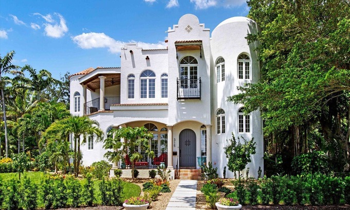 Historic Old Northeast House | Luxury 3-bedroom 3bth Home W/Pool Fitness Room & Paddle Boards in St.Petersburg