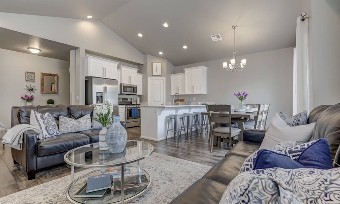Sienna Hills House | Luxury 3BD suite townhome w/pool close to Zion. Great for groups!