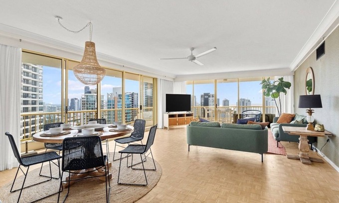 Main Beach Apartment | Luxury 3BR Ocean & City View Resort Apartment