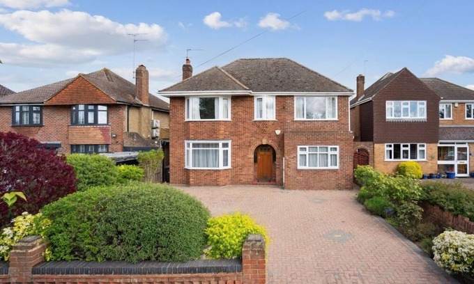 Slough House | Luxury 4 bed home with large garden near Windsor