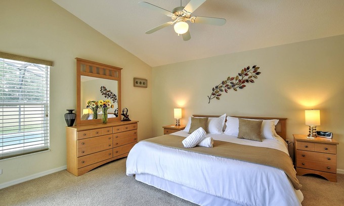 Highgate Park Villa | Luxury 4 Bedroom Florida Holiday Home with Pool & Spa
