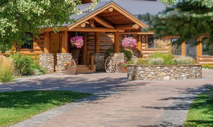 Jackson Hole House | Luxury 4-bedroom house and 2 bedroom Guest House in awesome Jackson, WY.