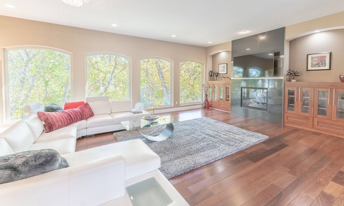 Minnetonka House | Luxury 4-bedroom Wayzata Home near Lake Minnetonka