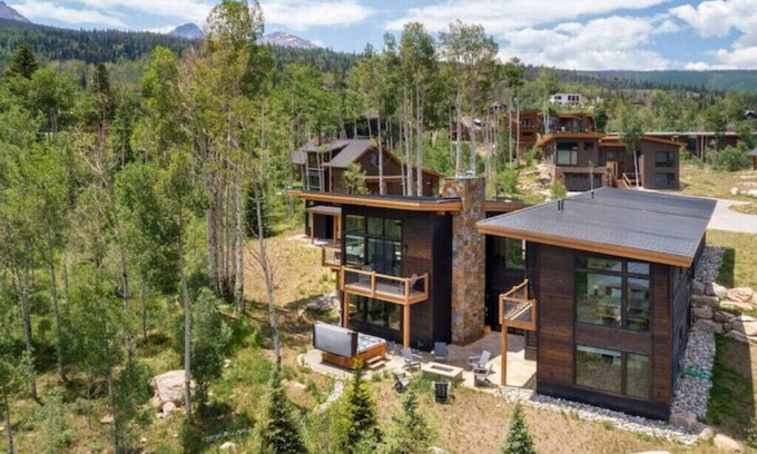 Silverthorne House | Luxury 4BR + 1BR casita, priv. hot tub, game room