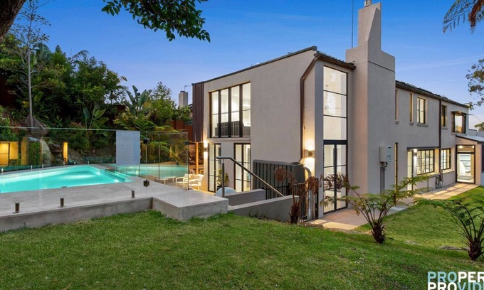 Balgowlah Heights House | Luxury 5 Bed House with Beach Trails and Pool