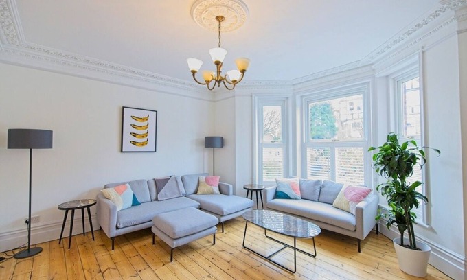 Folkestone House | Luxury 5-Bed Family Home | Private 2-Car Parking