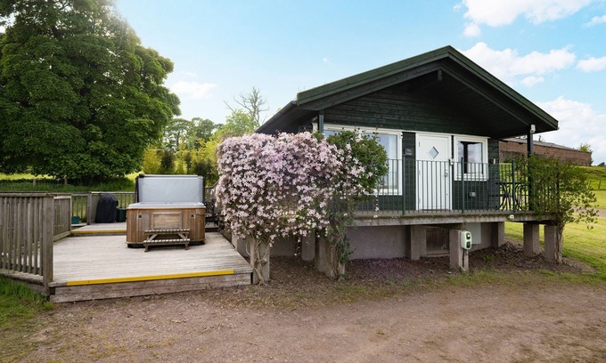 Lauder Ski Chalet | Luxury 5-Star Lodge with Hot Tub & Breathtaking Views – Sleeps 2 ✨