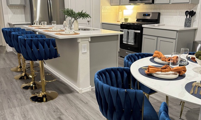 Santa Fe House | Luxury 5-Star New Home: 4 King BRs & Electric Fire - 15 Min to Airport & Plaza