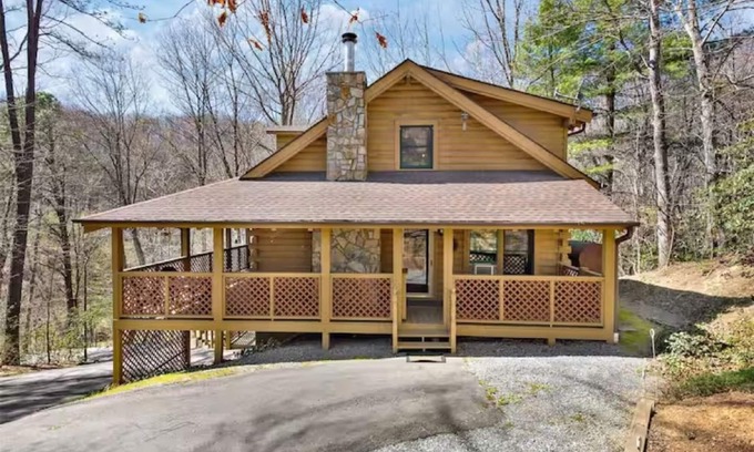 Waynesville Cabin | Luxury 5br Cabin: Movie & Arcade Rooms, Large Porch, & More @ Lake Junaluska