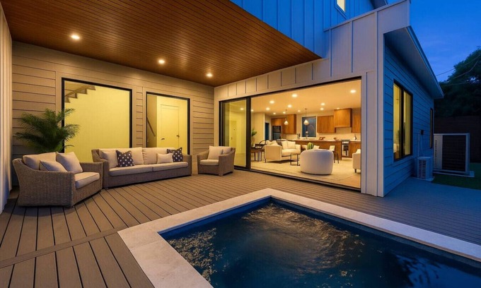 East Cesar Chavez House | Luxury 5BR East Austin + Rooftop & Pool/Hot Tub