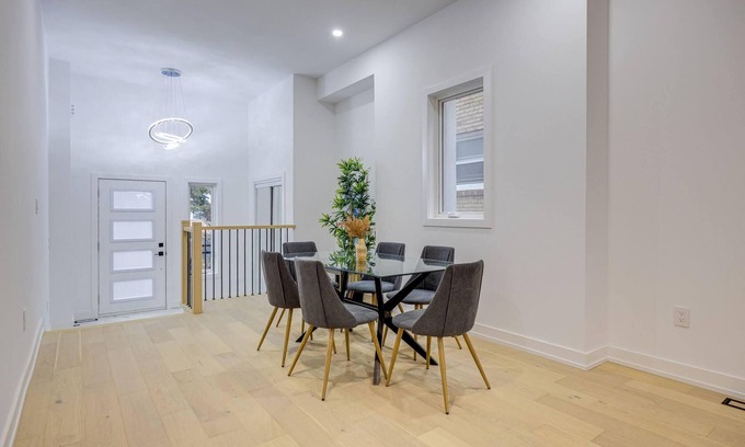Mimico House | Luxury 6 BDRM Entire Home in Lakeshore Toronto