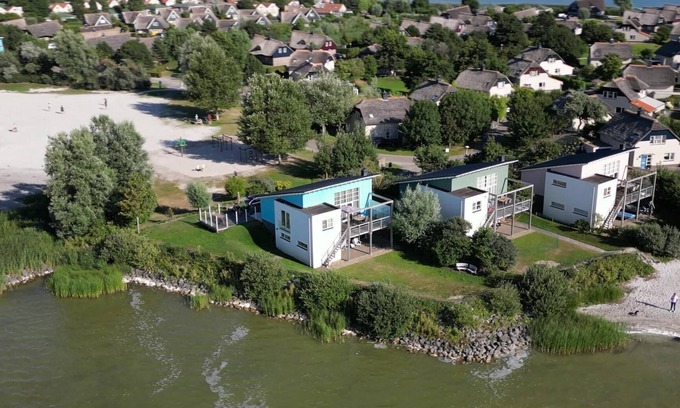 Makkum Cabin | Luxury 6-person beach villa with a sauna, bathtub, and balcony overlooking the IJsselmeer at Beach Resort Makkum.