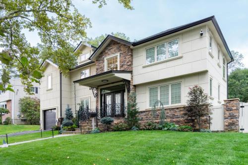 Old Bethpage House | Luxury 6BR House with Pool & Outdoor BBQ