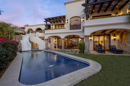 Centro Villa | Luxury 7-BD Hacienda-Style Villa with Butler & Staff
